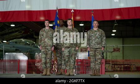 Le colonel Sean Lowe, 48e commandant du Groupe des opérations, à gauche, le lieutenant-colonel Ryan Lippert, ancien commandant du 48e Escadron de soutien aux opérations, et le lieutenant-colonel Michael Holl, commandant du 48e OSS, à droite, sont à l'attention lors d'une cérémonie de changement de commandement à la Royal Air Force Lakenheath, en Angleterre, le 4 juin 2021. La cérémonie a eu lieu pour commémorer le passage du commandement du 48e OSS du lieutenant-colonel Ryan Lippert au lieutenant-colonel Michael Holl. Banque D'Images