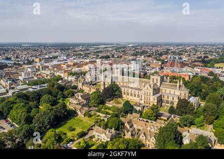 PETERBOROUGH, ROYAUME-UNI - 6 SEPTEMBRE 2021. Un paysage urbain aérien de la cathédrale de Peterborough Banque D'Images