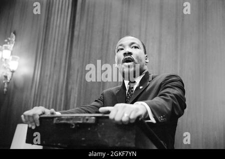 Martin Luther King s'exprimant lors de la conférence de presse au Capitole des États-Unis au sujet du débat du Sénat sur la loi de 1964 sur les droits civils, Washington, DC États-Unis, Marion S. Trikosko, U.S. News & World Report Magazine Photograph Collection, 26 mars 1964 Banque D'Images