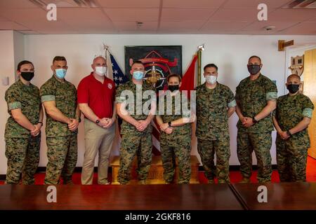 Sergent d'état-major des Marines des États-Unis John W. Stefanowicz Jr., (au centre) avec l'équipe de Wrestling All-Marine (AMWT), pose avec des membres de l'AMWT et des dirigeants du quartier général et du Bataillon de soutien, Marine corps installations East-Marine corps base Camp Lejeune, sur le camp MCB Lejeune, Caroline du Nord, le 7 avril 2021. Stefanowicz s'est qualifié pour représenter Team USA dans la lutte de style gréco-romain, classe de 87 kilogrammes pour les Jeux Olympiques de Tokyo cet été. Banque D'Images