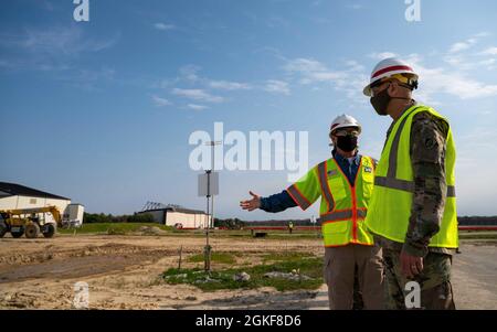 Tom Lavender, directeur de projet du corps des ingénieurs de l'armée américaine au bureau de la base aérienne de Douvres, discute de la construction du hangar d'avion avec le lieutenant-général de l'armée américaine Scott A. Spellmon, 55e chef des ingénieurs, commandant général du corps des ingénieurs de l'armée américaine, à la Dover AFB, Delaware, le 7 avril 2021. Au cours de sa visite, Spellmon a visité des installations en construction par le corps. Le nouveau hangar à avions de 41.2 millions de dollars sera le premier hangar construit sur l'AFB de Douvres depuis 1983 et abritera le C-5M Super Galaxy, le plus grand avion de l'inventaire de l'US Air Force. Banque D'Images