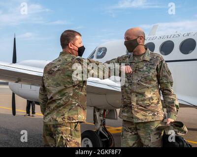 Matthew Jones, le colonel de la US Air Force, 436e commandant de l'escadre du transport aérien, à gauche, accueille le lieutenant-général de l'armée américaine Scott A. Spellmon, 55e chef des ingénieurs, commandant général du US Army corps of Engineers, à la base aérienne de Douvres, Delaware, le 7 avril 2021. Au cours de sa visite, Spellmon a visité deux installations, totalisant environ 89.2 millions de dollars, qui sont actuellement en construction par le corps. Banque D'Images