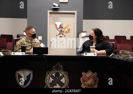 Le général de division Darren Werner, commandant général du Commandement de la Tank-Automotive et de l'armement, rencontre Kate Jennings, chef de cabinet adjoint du représentant Cheri Bustos, lors de sa visite à l'Arsenal de Rock Island – joint Manufacturing and Technology Centre, à l'Arsenal de Rock Island, dans l'Illinois, en avril 7. Banque D'Images