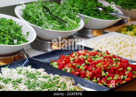 Salades de légumes sous forme de buffet. Gros plan de la ligne de salade sur le buffet à salade. Banque D'Images