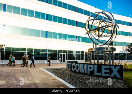 Les leaders de la US Space Force, du Space and missile Systems Center et du 61e groupe de base aérienne traversent la cour avant un sommet de leader senior à la base aérienne de Los Angeles, Californie, le 7 avril 2021. Le SLS a été l'un des nombreux événements menés par le général de la Force spatiale américaine John W. « Jay » Raymond, chef des opérations spatiales, et le sergent-chef de la Force spatiale Roger A. Towberman, lors de leur visite à la LAAFB. Banque D'Images