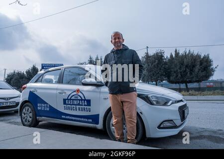 Kemerburgaz, Istanbul, Turquie - 03.19.2021: Un instructeur de voiture d'essai en Turquie debout devant sa voiture d'essai. Traduction en voiture: K Banque D'Images