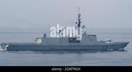 210407-N-JC800-1007 OCÉAN INDIEN (le 7 avril 2021) - le navire de quai de transport amphibie USS Somerset (LPD25) effectue des manœuvres de formation avec FS Surcouf pendant la Perouse 2021. La Perouse est un exercice qui a lieu pendant le déploiement annuel du milieu de la Marine française, la Mission Jeanne d'Arc. L'exercice vise à assurer la formation, à renforcer la coopération dans les domaines de la surveillance maritime, des opérations d'interdiction maritime et des opérations aériennes. En tant que plus importante flotte déployée à l'avant de la Marine américaine, la 7e flotte emploie 50-70 navires et sous-marins dans l'océan Pacifique occidental et l'océan Indien. 7e routin de parc américain Banque D'Images