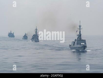 210407-N-JC800-1027 OCÉAN INDIEN (le 7 avril 2021) - le navire de quai de transport amphibie USS Somerset (LPD25) effectue des manœuvres de formation avec (de gauche à droite) HMAS Sirius, À Kiltan, JPN Akebono et FS Surcouf pendant la Perouse 2021. La Perouse est un exercice qui a lieu pendant le déploiement annuel du milieu de la Marine française, la Mission Jeanne d'Arc. L'exercice vise à assurer la formation, à renforcer la coopération dans les domaines de la surveillance maritime, des opérations d'interdiction maritime et des opérations aériennes. En tant que plus grande flotte déployée à l'avant de la Marine américaine, la 7e flotte emploie 50-70 navires et sous-marins Banque D'Images