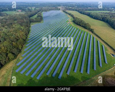 Vue aérienne d'une grande centrale solaire commerciale produisant de l'énergie verte propre au réseau électrique national (West Sussex) Royaume-Uni Banque D'Images