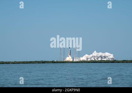Une fusée Falcon-9 transportant la charge utile Starlink L-23 de SpaceX est lancée à partir de la station de la Force spatiale de Cape Canaveral, Floride, le 7 avril 2021. La fusée a propulsé dans l'espace 60 satellites Internet, conçus pour améliorer les services mondiaux à large bande. Le lancement a été le 10e pour le Falcon 9 depuis le 1er janvier 2021. Banque D'Images