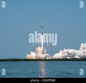 Une fusée Falcon-9 transportant la charge utile Starlink L-23 de SpaceX est lancée à partir de la station de la Force spatiale de Cape Canaveral, Floride, le 7 avril 2021. La fusée a propulsé dans l'espace 60 satellites Internet, conçus pour améliorer les services mondiaux à large bande. Le lancement a été le 10e pour le Falcon-9 depuis le 1er janvier 2021. Banque D'Images