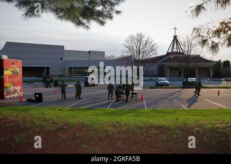 Les soldats du 1297e Bataillon de soutien du service de combat, Garde nationale de l'armée du Maryland, se préparent à administrer des doses de vaccins COVID-19 à l'église presbytérienne coréenne de Bethel le 7 avril 2021. Situé à Ellicott City, Maryland, le site était l'un des sites de vaccination assistés par l'un des trois bus mobiles de vaccination grâce à la coordination du Groupe de travail sur l'équité en matière de vaccins. Le MDNG a été activé pour soutenir la réponse du Maryland COVID-19 en fournissant un soutien direct aux services de santé du comté pour aider à accélérer les efforts de vaccination et de test du COVID-19. Banque D'Images