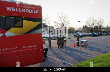 Les soldats du 1297e Bataillon de soutien du service de combat, Garde nationale de l'armée du Maryland, se préparent à administrer des doses de vaccins COVID-19 à l'église presbytérienne coréenne de Bethel le 7 avril 2021. Situé à Ellicott City, Maryland, le site était l'un des sites de vaccination assistés par l'un des trois bus mobiles de vaccination grâce à la coordination du Groupe de travail sur l'équité en matière de vaccins. Le MDNG a été activé pour soutenir la réponse du Maryland COVID-19 en fournissant un soutien direct aux services de santé du comté pour aider à accélérer les efforts de vaccination et de test du COVID-19. Banque D'Images