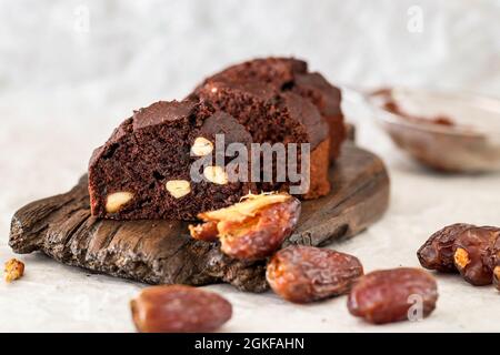 Gâteau au chocolat sans sucre sur une planche en bois Banque D'Images