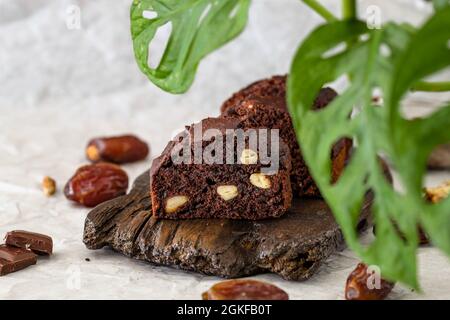 Gâteau au chocolat sans sucre sur une planche en bois Banque D'Images