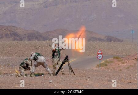 Les soldats du Commandement Sud des Forces armées jordaniennes du 3e Groupe des gardes-frontières démontrent l'exactitude de leur équipe de mortiers lors de l'exercice de tir en direct du Desert Warrior 21, le 8 avril 2021. Les soldats de la Force opérationnelle Spartan de la Division tactique- Jordanie ont conseillé et aidé la JAF à s’assurer que le programme des soldats du désert répondait au besoin de la Force de la Garde frontalière de renforcer ses capacités et de s’entraîner dans sa propre zone d’opération avec un minimum de perturbations dans sa mission. L'exercice a été vu par les officiers généraux du JAF et les hauts dirigeants du centre de l'Armée des États-Unis et de la FO Spartan. Cette opportunité permet d'améliorer les Banque D'Images