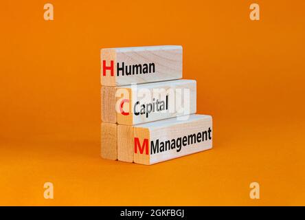 HCM, symbole de la gestion du capital humain. Concept Words HCM, gestion du capital humain sur des blocs de bois sur un beau fond orange. Business, HCM, Hu Banque D'Images