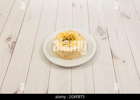Salade russe aux œufs durs, olives de Malaga, mayonnaise, carottes, pommes de terre bouillies et petits pois Banque D'Images