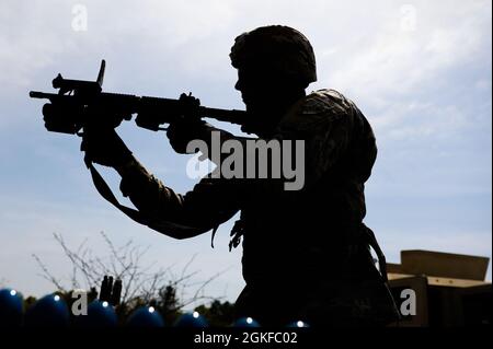 SPC de la Réserve de l'armée américaine. Jackson W. Daab, un spécialiste des affaires civiles du 492e Bataillon des affaires civiles, lance un lanceur de grenade M320 au cours du premier jour de la compétition du meilleur guerrier du Commandement des affaires civiles et des opérations psychologiques de l'armée américaine (aéroporté) de 2021 à fort Jackson, L.C. (8 avril 2021). Le BWC USACAPOC(A) est un événement annuel qui réunit des concurrents de partout dans USACAPOC(A) pour gagner le titre de « meilleur guerrier ». BWC teste la capacité individuelle des soldats à s’adapter et à surmonter des scénarios difficiles et des événements axés sur la bataille, en testant leurs compétences techniques et tactiques sous le stress et Banque D'Images