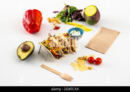 Fajitas à la farine de blé mexicaine farcies de porc tiré avec sauce au fromage, avocat, mangue, poivre et tomates cerises avec copeaux de parmesan Banque D'Images