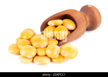 Haricots lupin jaunes marinés dans une pelle en bois, isolés sur fond blanc. Tournus, lupinus conservé. Banque D'Images