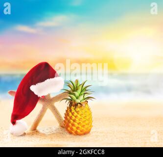 Starfish in Santa hat sur la plage d'été. Concept de Noël. Banque D'Images