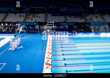 PRU-TOKIO (KOTO-KU), JAPON - AOÛT 26: Featurebild, japanische Uniformierte stehen STILL BEI der Medaillenuebergabe beim Schwimmen am Tag (3) der P Banque D'Images