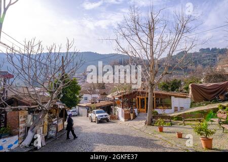 Siroce, Izmir, Turquie - 03.08.2021: Maisons locales dans le village de Siroce et forêt avec arbres au printemps Banque D'Images