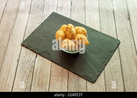 bol en verre avec beignets de fromage sur une table en bois Banque D'Images