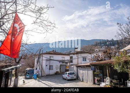 Sirince, Izmir, Turquie - 03.08.2021: Drapeau turc sur une maison locale dans une des maisons du village de Sirince dans le village de Sirince Banque D'Images