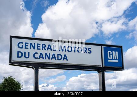 Montréal, QC, Canada - le 3 septembre 2021 : panneau General Motors du Canada à ciel bleu à Montréal, QC, Canada. Banque D'Images