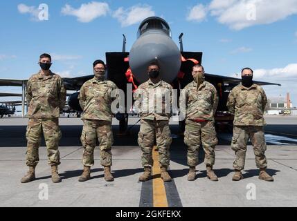 U.S. Air Force Tech. Sgt. Christopher Knaus, chef d'équipage de chargement d'armes du 389e Escadron de chasseurs (à l'extrême gauche), Sgt. Johann Briones, chef d'équipage de chargement d'armes du 389e FS (à gauche), Airman principal Henri Moss, 366e Air Staff for Arms Chef d'équipage (mi), Airman principal James Adams, 389e FS compagnon d'armes d'avion (à droite) et Airman principal Edgar Meza Liera, 389e Escadron d'armes (à droite) Posez pour une photo de groupe à la base aérienne de Mountain Home, Idaho, 8 mars 2021. Ces aviateurs ont fourni de l'aide aux citoyens qui ont été blessés par un accident de voiture à trois voies près du Strip de Las Vegas. Banque D'Images