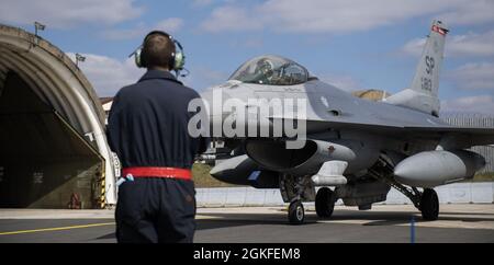 Un chef d'équipage de la Force aérienne américaine du 52e Escadron de maintenance se prépare à lancer un faucon de combat F-16 lors de l'exercice point Blank 21-02 à la base aérienne de Spangdahlem, en Allemagne, le 9 avril 2021. Plus de 50 avions de diverses unités de l'OTAN participantes ont survolé la mer du Nord pendant l'exercice. Banque D'Images