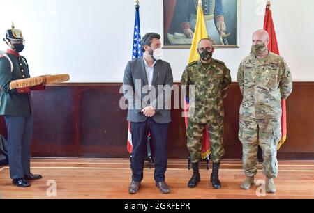 Le vice-ministre colombien de la Défense, Jairo Garcia Guerrero, a quitté, avec le général Eduardo Zapateiro, commandant général de l'Armée nationale colombienne, se préparer à présenter la médaille de la "foi dans la cause" à Brig. Le général Douglas Lowrey, commandant du Commandement de l'assistance à la sécurité de l'armée des États-Unis, à la base du Canton Norte de Bogota (Colombie), le 8 avril 2021. Cette médaille a été créée pour honorer les membres de l'armée colombienne qui ont été distingués pour leur service exceptionnel, ainsi que pour honorer les militaires étrangers qui ont gagné la gratitude de l'armée nationale de Colombie. Bang. Le général Lowrey était prés Banque D'Images