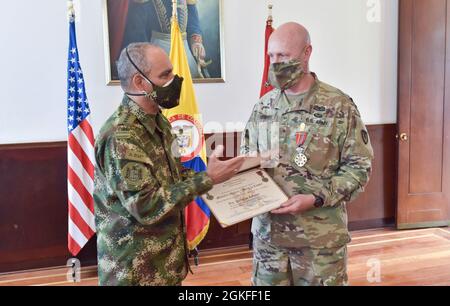 Le général Eduardo Zapateiro, commandant général de l'armée nationale colombienne, présente la médaille de la « foi dans la cause » à Brig. Le général Douglas Lowrey, commandant du Commandement de l'assistance à la sécurité de l'armée des États-Unis, à la base du Canton Norte de Bogota (Colombie), le 8 avril 2021. Cette médaille a été créée pour honorer les membres de l'armée colombienne qui ont été distingués pour leur service exceptionnel, ainsi que pour honorer les militaires étrangers qui ont gagné la gratitude de l'armée nationale de Colombie. Bang. Le général Lowrey a reçu la médaille en tant que chef d'une organisation qui a été un élément critique pour le Banque D'Images