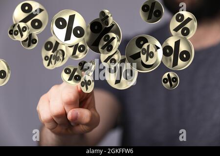 rendu 3d des symboles de pourcentage de noir sur les bureaux circulaires beiges sur fond de main Banque D'Images