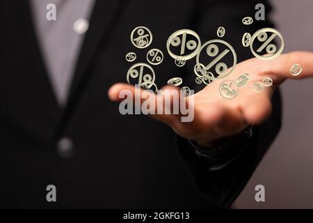 rendu 3d des symboles de pourcentage beige dans des cadres circulaires de même couleur dans une main Banque D'Images