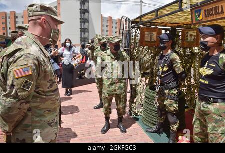 Bang. Le général Douglas Lowrey, commandant du Commandement de l'assistance à la sécurité de l'armée américaine, rencontre les commandos colombiens Escuela de Asalto Aéreo (agression aérienne) au cours du jour 4 d'un engagement clé d'un chef avec l'armée colombienne à la base du Canton Norte à Bogota, Colombie, le 8 avril 2021. Bang. Le général Lowrey, et des membres de son personnel, ont visité plusieurs sites pour voir l'impact de l'assistance à la sécurité américaine et des ventes militaires étrangères, en soutien à l'armée colombienne dans la défense de leur pays contre les menaces de stupéfiants et de terroristes. Banque D'Images