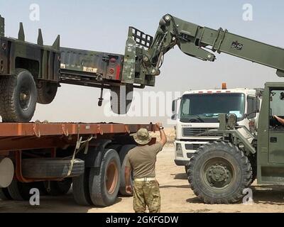 Les soldats américains de la 28e Brigade expéditionnaire de l'aviation de combat chargent des véhicules et d'autres équipements dans des camions alors qu'ils se préparent aux envoyer à la maison de leur zone d'opérations au Moyen-Orient. Banque D'Images