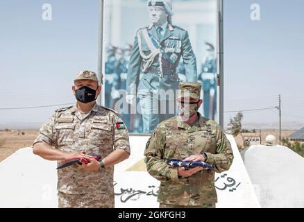 Forces armées jordaniennes, Commandement Sud, 3e commandant du Groupe des gardes-frontières, Col. Ra'ad Al Aamayra, Et la Force opérationnelle Division Spartan tactique- officier de Jordanie responsable, le colonel Christopher Fletcher, échange des drapeaux dans un geste symbolique d'amitié et de partenariat après l'achèvement réussi de l'exercice de tir en direct Desert Warrior 21, le 8 avril 2021. L'exercice a été vu par les officiers généraux du JAF et les hauts dirigeants du centre de l'Armée des États-Unis et de la FO Spartan. Les moments de gratitude exprimée aident à solidifier la relation durable entre les deux forces. Banque D'Images