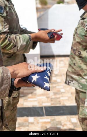 Forces armées jordaniennes, Commandement Sud, 3e commandant du Groupe des gardes-frontières, Col. Ra'ad Al Aamayra, Et la Force opérationnelle Division Spartan tactique- officier de Jordanie responsable, le colonel Christopher Fletcher, échange des drapeaux dans un geste symbolique d'amitié et de partenariat après l'achèvement réussi de l'exercice de tir en direct Desert Warrior 21, le 8 avril 2021. L'exercice a été vu par les officiers généraux du JAF et les hauts dirigeants du centre de l'Armée des États-Unis et de la FO Spartan. Les moments de gratitude exprimée aident à solidifier la relation durable entre les deux forces. Banque D'Images