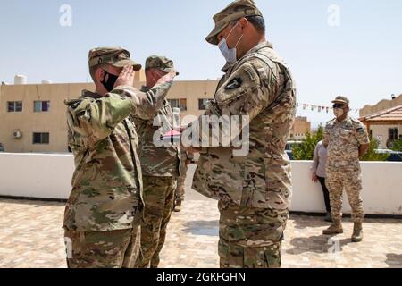 Forces armées jordaniennes, Commandement Sud, 3e commandant du Groupe des gardes-frontières, Col. Ra'ad Al Aamayra, Et la Force opérationnelle Division Spartan tactique- officier de Jordanie responsable, le colonel Christopher Fletcher, échange des drapeaux dans un geste symbolique d'amitié et de partenariat après l'achèvement réussi de l'exercice de tir en direct Desert Warrior 21, le 8 avril 2021. L'exercice a été vu par les officiers généraux du JAF et les hauts dirigeants du centre de l'Armée des États-Unis et de la FO Spartan. Les moments de gratitude exprimée aident à solidifier la relation durable entre les deux forces. Banque D'Images