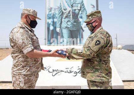 Forces armées jordaniennes, Commandement Sud, 3e commandant du Groupe des gardes-frontières, Col. Ra'ad Al Aamayra, Et la Force opérationnelle Division Spartan tactique- officier de Jordanie responsable, le colonel Christopher Fletcher, échange des drapeaux dans un geste symbolique d'amitié et de partenariat après l'achèvement réussi de l'exercice de tir en direct Desert Warrior 21, le 8 avril 2021. L'exercice a été vu par les officiers généraux du JAF et les hauts dirigeants du centre de l'Armée des États-Unis et de la FO Spartan. Les moments de gratitude exprimée aident à solidifier la relation durable entre les deux forces. Banque D'Images