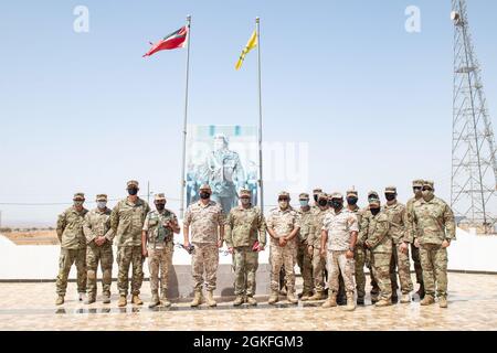 Forces armées jordaniennes, Commandement Sud, 3e commandant du Groupe des gardes-frontières, Col. Ra'ad Al Aamayra, Et la Force opérationnelle Division Spartan tactique- officier de Jordanie responsable, le colonel Christopher Fletcher, échange des drapeaux dans un geste symbolique d'amitié et de partenariat après l'achèvement réussi de l'exercice de tir en direct Desert Warrior 21, le 8 avril 2021. L'exercice a été vu par les officiers généraux du JAF et les hauts dirigeants du centre de l'Armée des États-Unis et de la FO Spartan. Les moments de gratitude exprimée aident à solidifier la relation durable entre les deux forces. Banque D'Images