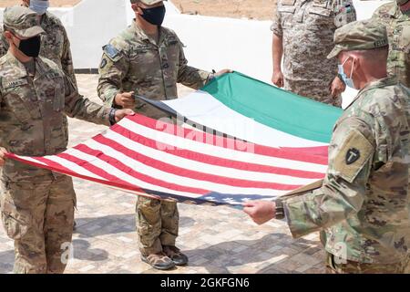 Forces armées jordaniennes, Commandement Sud, 3e commandant du Groupe des gardes-frontières, Col. Ra'ad Al Aamayra, Et la Force opérationnelle Division Spartan tactique- officier de Jordanie responsable, le colonel Christopher Fletcher, échange des drapeaux dans un geste symbolique d'amitié et de partenariat après l'achèvement réussi de l'exercice de tir en direct Desert Warrior 21, le 8 avril 2021. L'exercice a été vu par les officiers généraux du JAF et les hauts dirigeants du centre de l'Armée des États-Unis et de la FO Spartan. Les moments de gratitude exprimée aident à solidifier la relation durable entre les deux forces. Banque D'Images