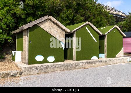 Des huttes étranges ensemble avec ce qui ressemble à des planches de golf fous, vu sur la promonade à Folkstone dans le Kent. Pris le 4 septembre 2021. Banque D'Images