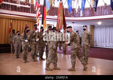 Le colonel Scott Kindberg, commandant de la 16e Brigade de soutien, passe les couleurs de l’unité au lieutenant-colonel Matthew C. Rivera, commandant entrant du bataillon du 39e Bataillon des transports (MC), lors d’une cérémonie de passation de commandement au club Armstrong, Kaiserslautern (Allemagne), le 9 avril 2021. Au cours de la cérémonie, le lieutenant-colonel Brandon H. Ungetheim a officiellement renoncé à son autorité, à sa responsabilité et à son commandement de la 39e Transcanadienne. BN. Vers Rivera. Banque D'Images