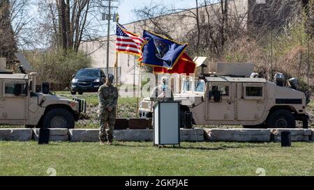 Le Maj. Jim Hall de l'armée américaine, aumônier, 177e brigade de la police militaire, Garde nationale de l'armée du Michigan, donne la bénédiction à la fin du changement de responsabilité à l'Armory Taylor, Taylor, Michigan, le 9 avril 2021. Banque D'Images