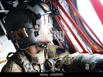 Un soldat de la 28e Brigade expéditionnaire de l'aviation de combat se classe à travers l'une des fenêtres du CH-47 Chinook pendant l'entraînement de mouvement aérien le 9 avril 2021. Le soldat, qui fait partie de l'équipage de Chinook, a formé et soutenu la Compagnie Bravo, 1er Bataillon, 109e Régiment d'infanterie, pendant leur entraînement. Banque D'Images