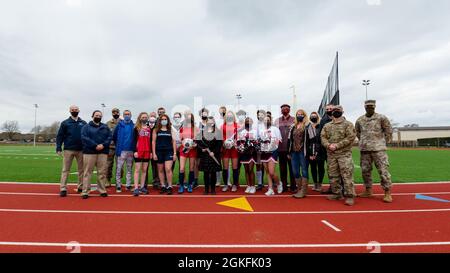 Les aviateurs de la 48e Escadre Fighter participent à une cérémonie de découpe du ruban avec le personnel et les étudiants de l'activité d'éducation du ministère de la Défense à la Royal Air Force Lakenheath, en Angleterre, le 9 avril 2021. La cérémonie a été organisée pour commémorer l'effort conjoint entre DoDEA et le centre de conditionnement physique de la Force aérienne lors de l'ouverture de la piste de course et du terrain nouvellement construits. Banque D'Images